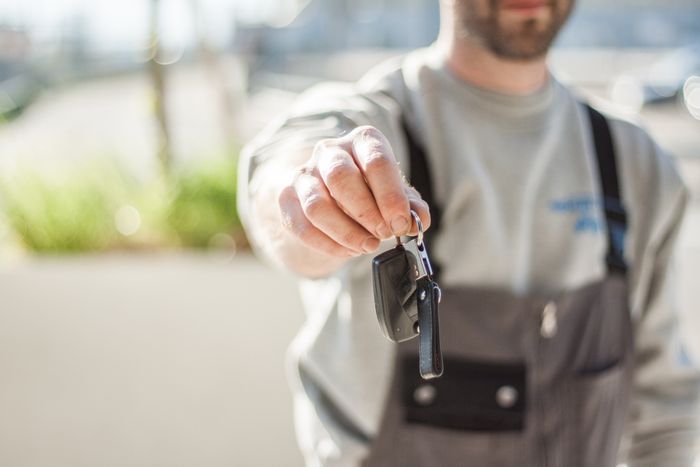 Una mano sosteniendo las llaves de un carro