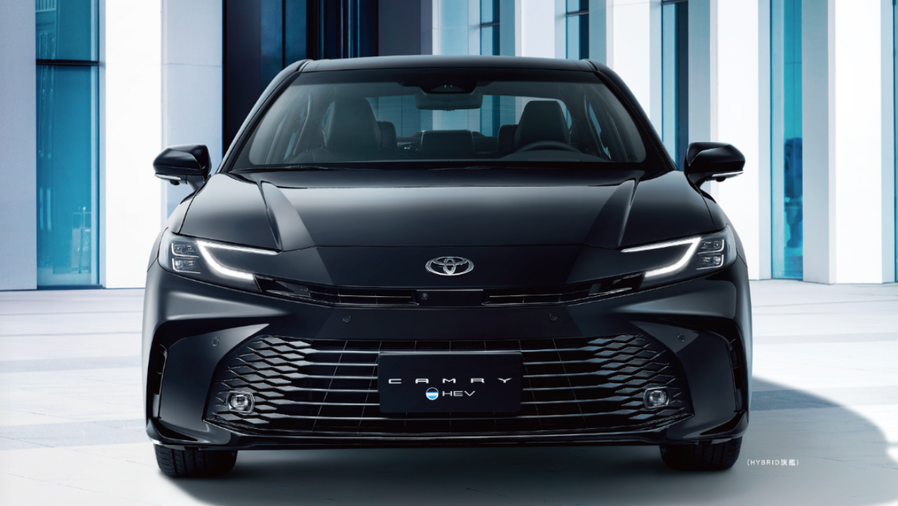 Toyota Camry negro visto de frente